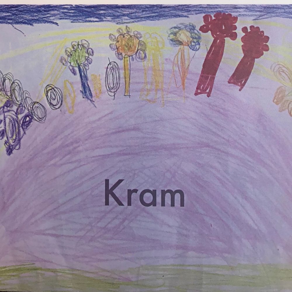 Ett kort skapat av våra unga konstnärer, med texten "Kram". Motivet är färglatt med blommor, träd och en himmel i bland annat lila, bruna, gula färger.