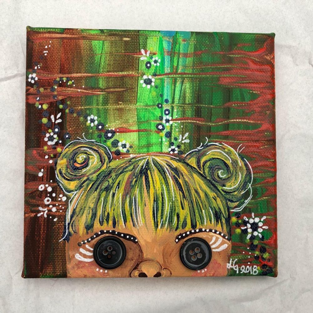 Konstnären Linda Gartman har skapat en canvas tavla med knappar i mestadels gröna toner. Ett flickmotiv med blommor i bakgrunden.