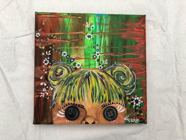 Konstnären Linda Gartman har skapat en canvas tavla med knappar i mestadels gröna toner. Ett flickmotiv med blommor i bakgrunden.