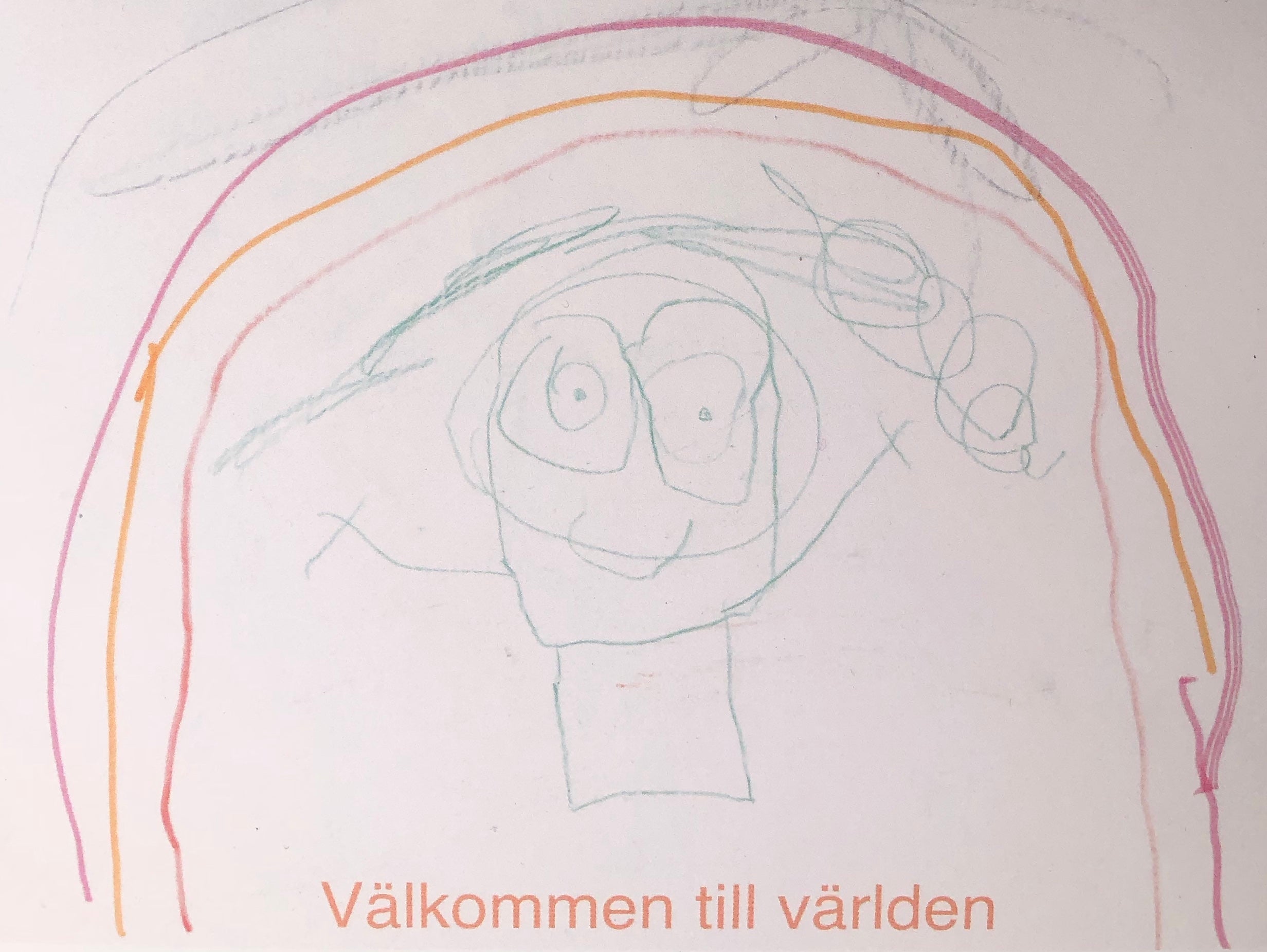 Ett kort skapat av våra unga konstnärer, med texten "Välkommen till världen". Motivet är en barn med långt hår som står under en rosa/orange regnbåge.